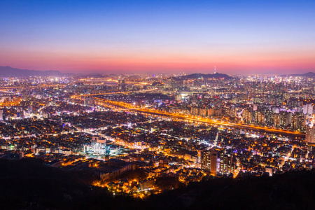 首尔市区汉城美丽之夜韩国与汉城塔后 s