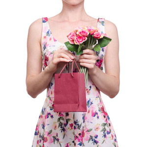 妇女在礼服花打印在手红色袋子包裹花玫瑰