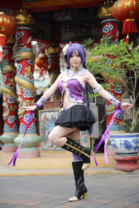 亚洲青年女子舞蹈与紫色中国礼服的肖像