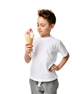 男孩孩子拿着草莓冰淇淋在华夫饼锥分离