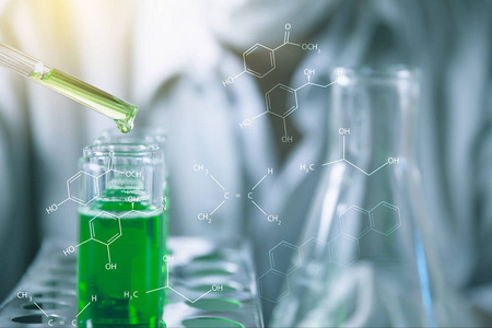 研究员与玻璃实验室化学试管用液体为分析, 医学, 药剂和科学研究概念