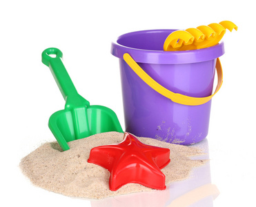 儿童沙滩玩具和孤立在白色的沙子