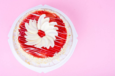自制蛋糕, 红色的冰和白色的巧克力在明亮的彩色背景