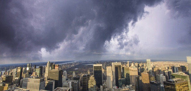纽约城在建筑物之上的云
