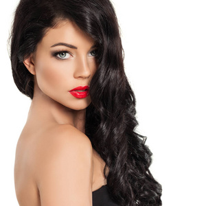 美丽的女性模特卷曲的发型和化妆的黑发