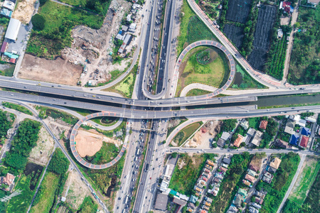 运输圆路通道路与汽车鸟瞰图