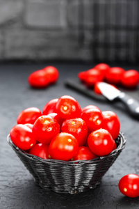 西红柿。桌上篮子里的新鲜西红柿