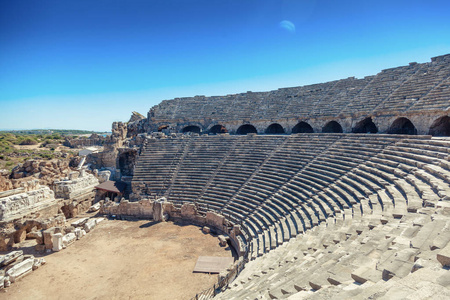 老圆形剧场在侧，土耳其考古背景