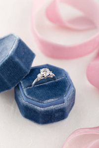 白色金色结婚戒指与钻石在蓝色复古天鹅绒 b