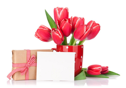 红色郁金香花花束和礼物盒被隔绝在白色背景上