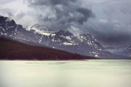 如诗如画的山景，在夏季加拿大洛基山