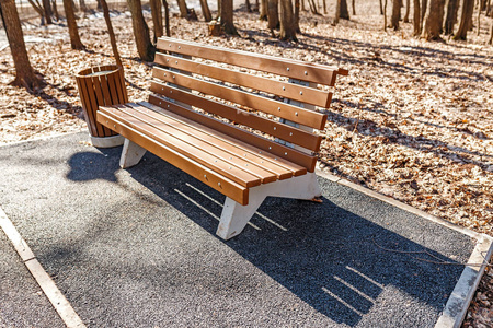 秋季公园内用垃圾桶休息的长凳