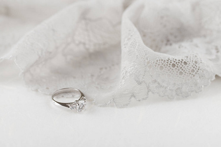 白色金色婚礼戒指与钻石在白色背景与 l