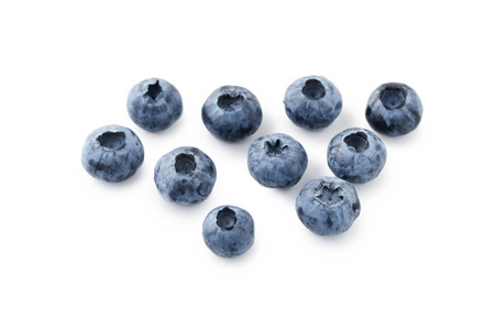成熟的蓝莓孤立的白色背景上