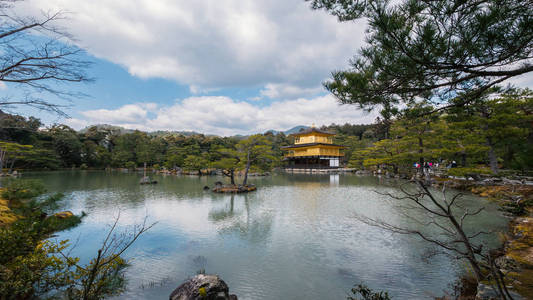 Kinkaku 寺, 也叫金亭, 在冬时。日本京都