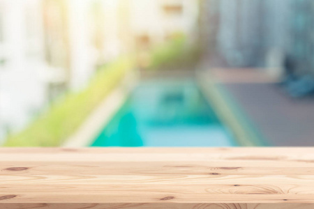 模糊住宿游泳池背景与木桌空间图片
