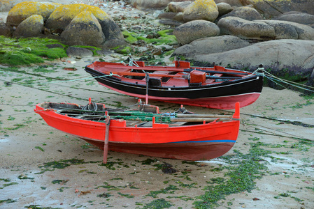 沙滩上的木制渔船