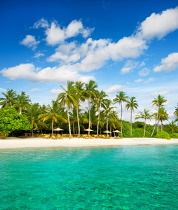 与美丽的蓝色天空的热带小岛棕榈滩