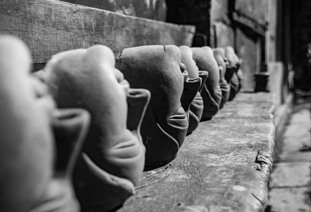 黑色和白色的许多女神杜迦的头部模具, 由地球为偶像建设在 kumartuli。杜迦