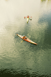 两个人在河边划独木舟