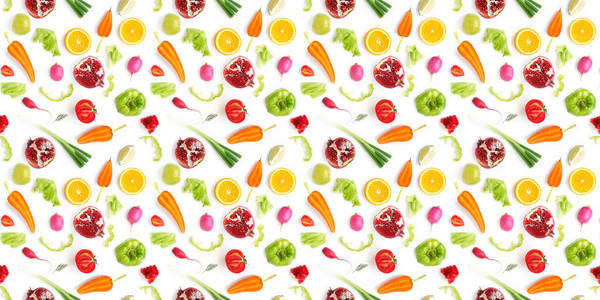 蔬菜成份与分开的红萝卜, 石, 草莓, 蕃茄, 被切开的辣椒, 绿叶, 桔子, 石灰 ana 全幼葱, 萝卜在白色背景