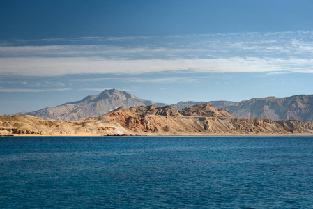 在红海的荒岛上蒂朗。景观与一个无人岛在海上与清澈的绿松石水。异国度假
