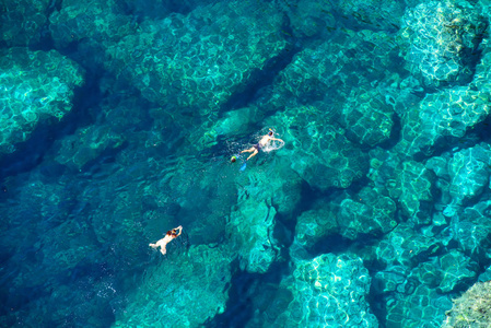 一对夫妇在海中浮潜的无人机视图