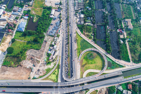 交通路口城市道路鸟瞰与绿树观下