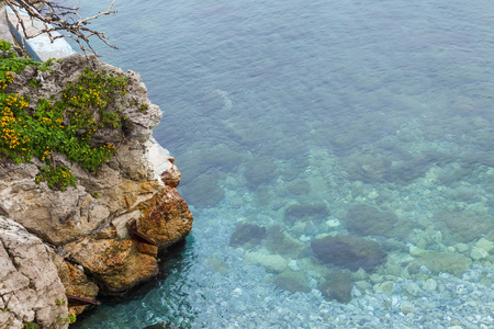 清澈透明的海水在海边