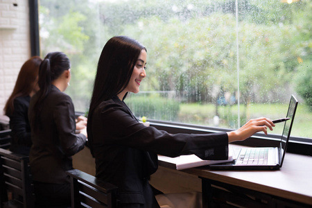 年轻的商界女性在办公室里工作笔记本电脑