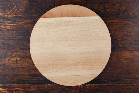 木制背景下的比萨板