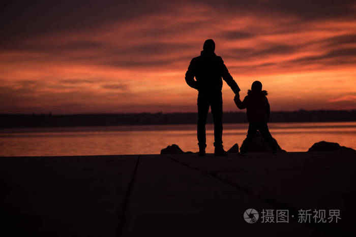 父亲牵着儿子的手