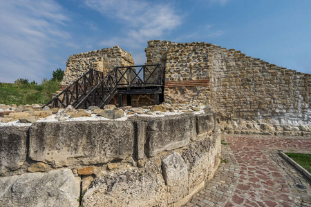 石墙壁和堡垒塔从罗马城堡 Dimum, 保加利亚