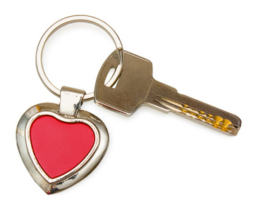 红色的心钥匙串上白色隔离与金属键