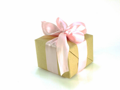 包装复古礼品盒粉红色丝带弓隔离在白色背景上