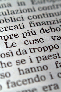 在报纸上的意大利语单词图片