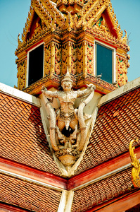 嘉鲁达航空在寺庙屋顶上的雕塑