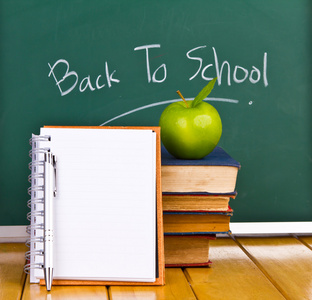 回学校写上黑板前与青苹果和书籍