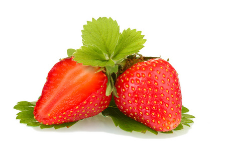 甜美成熟的草莓叶上白色隔离