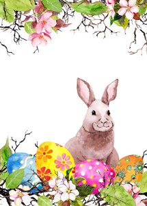 复活节兔子, 彩色鸡蛋, 草和粉红色的花朵。水彩复活节贺卡