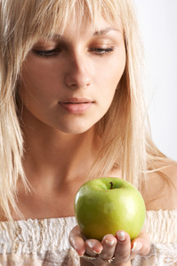 有一个苹果的女孩