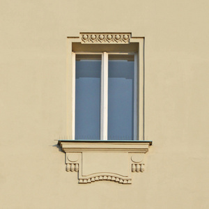 旧建筑的窗口。布拉格, 2018