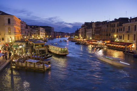 意大利威尼斯的大运河。从交易所大桥夜景