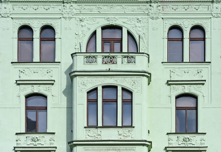 古建筑门面的建筑元素。窗户。布拉格, 2018