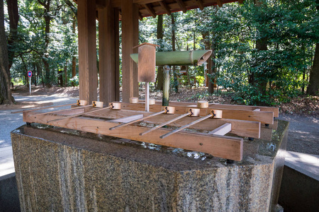 日本木制钢包和喷泉内神社。日本东京