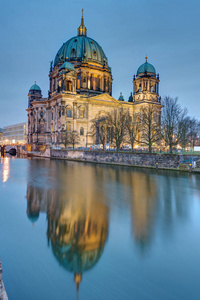 柏林大教堂和河狂欢清晨