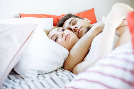 人 家庭 睡前和幸福的概念   幸福的夫妇睡觉和在家里的床中拥抱