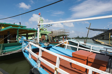 渔人船停泊在港口, 位于马来西亚加拉丁