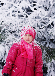 一个可爱的7岁女孩在户外的冬天肖像