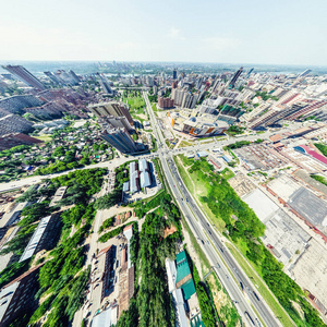 与空中城市景观 十字路口 道路 房屋 建筑物 公园及停车场。阳光灿烂的夏天全景图像